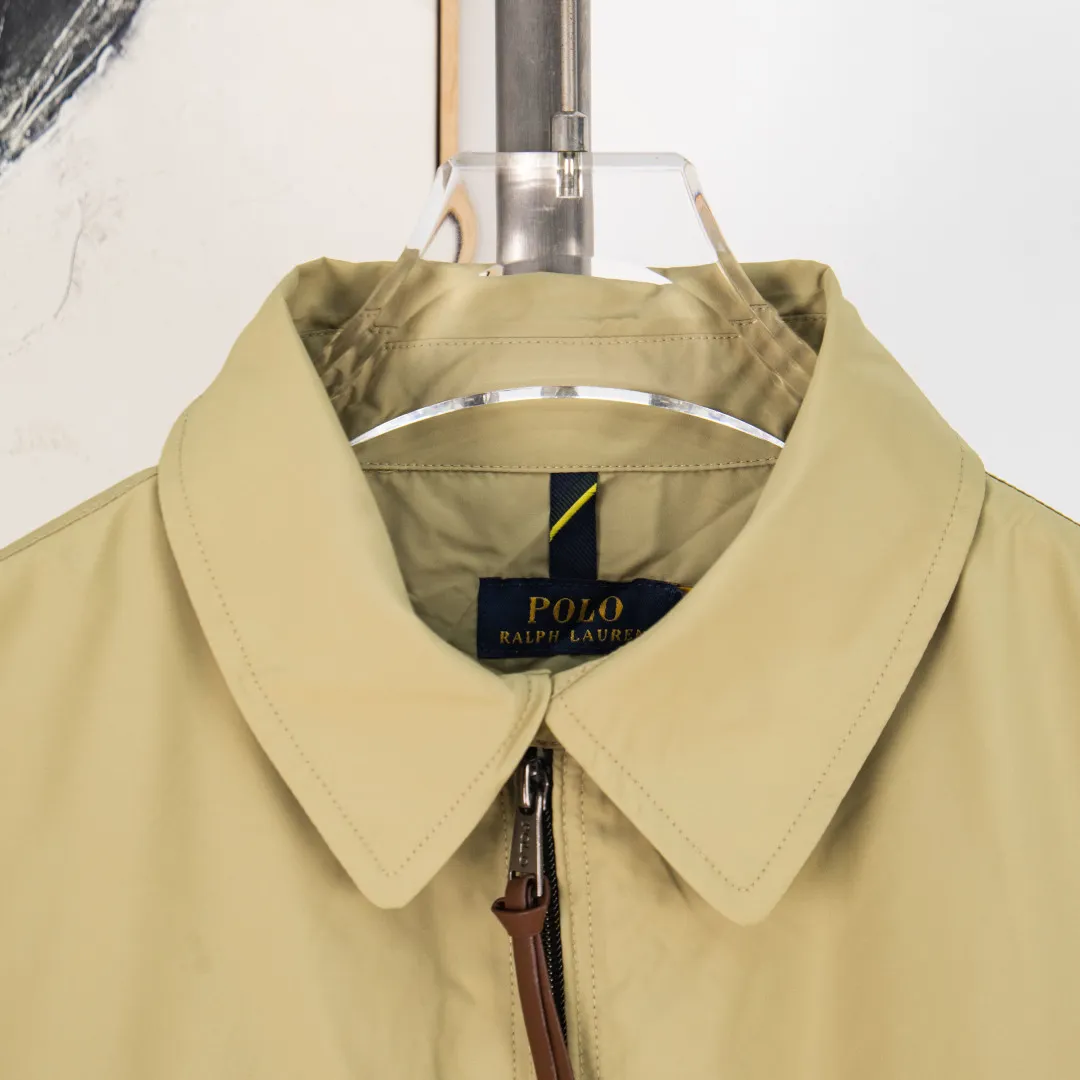 P360 zp version [exclusive supply] - Ralph Lauren/Ralph Lauren SS25 new double-layer windproof and water-repellent classic old cadre style light casual jacket - double-layer design, same color inside and outside S237 high-density micro-water-repellent craft fabric (100% T) ✅ | - Custom-woven double-layer rabbit velvet stitched thread, non-market misprinted mercerized cotton ✅ - Customized two-color webbing strip on the back collar, with zipper side pockets inside ✅ - POLO brand zipper, genuine leather zipper piece, dark and light two-color buttons ✅ - RL25SS new jacket fabric is made of lightweight polyester fiber, windproof and waterproof, more lightweight, suitable for traveling or daily outdoor sports, simple line design and wide and neat tailoring, unisex style for both men and women, good for commuting, classic and durable, Color: Black, Gray White, Light Card Size: S M L XL Number: WW10739